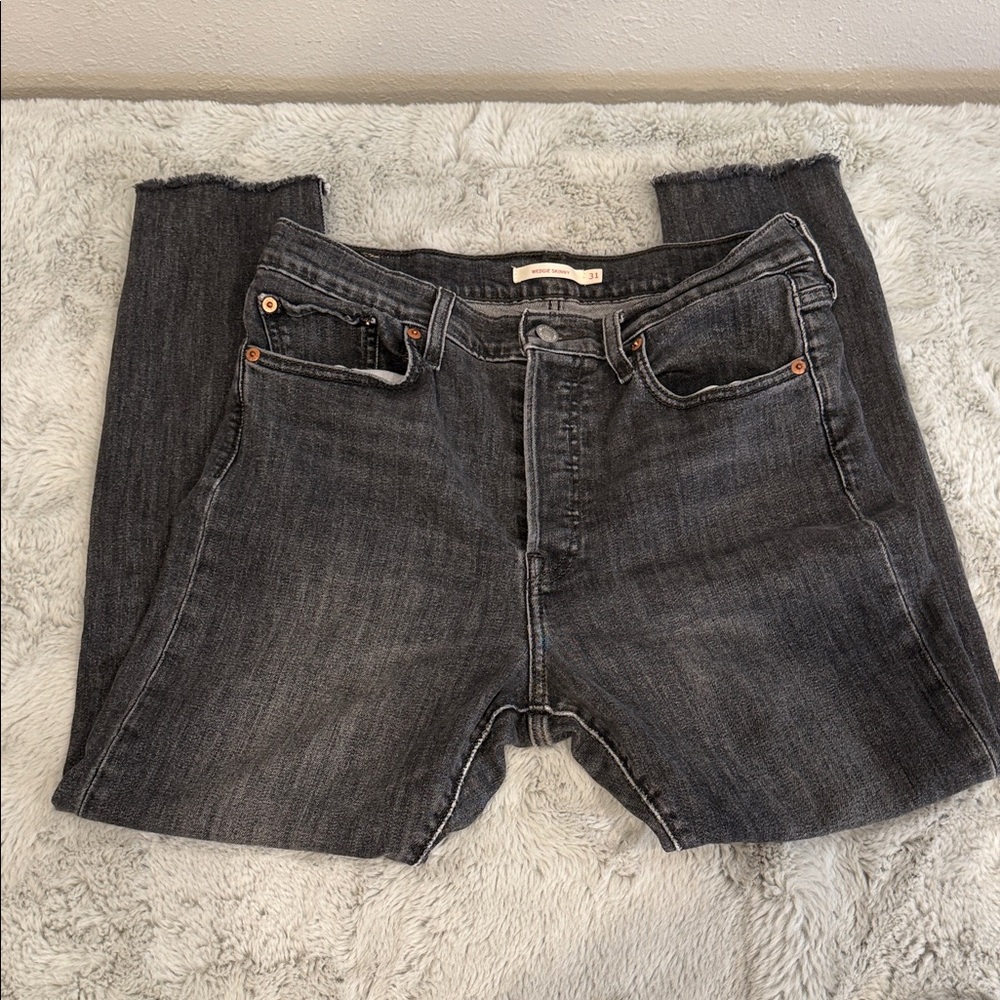 Levi’s Wedgie Skinny Jeans Faded Black Raw Hem High Rise Size 31 - Picture 6 of 10